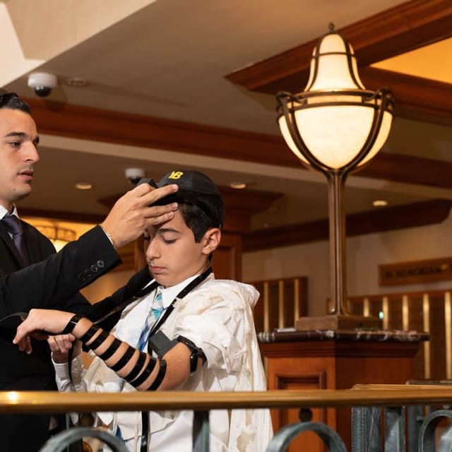 Eli Levy enseñando a colocar tefilín